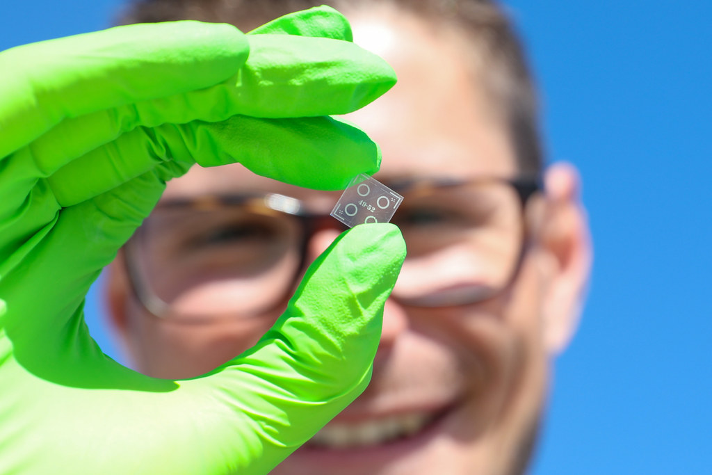 EPFL researchers have developed biodegradable microresonators that can be heated locally with a wireless system. Doctors could soon be using them in implants to control the release of painkillers within tissue.
Matthieu Rüegg holding his device
