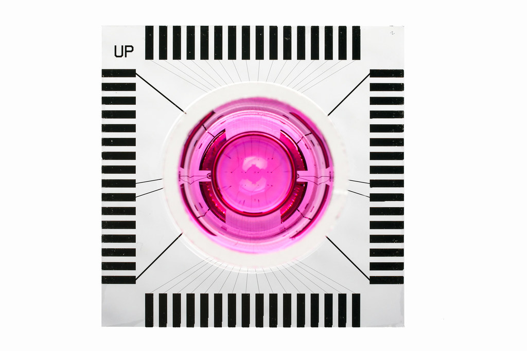 Researchers at EPFL and the University of Bern have developed a groundbreaking method for studying the electrical signals of cardiac muscle cells. 
 EPFL’s Microsystems Laboratory 4 (LMIS4), led by Philippe Renaud, and the Laboratory of Cellular Optics II of the University of Bern, headed by Stephan Rohr