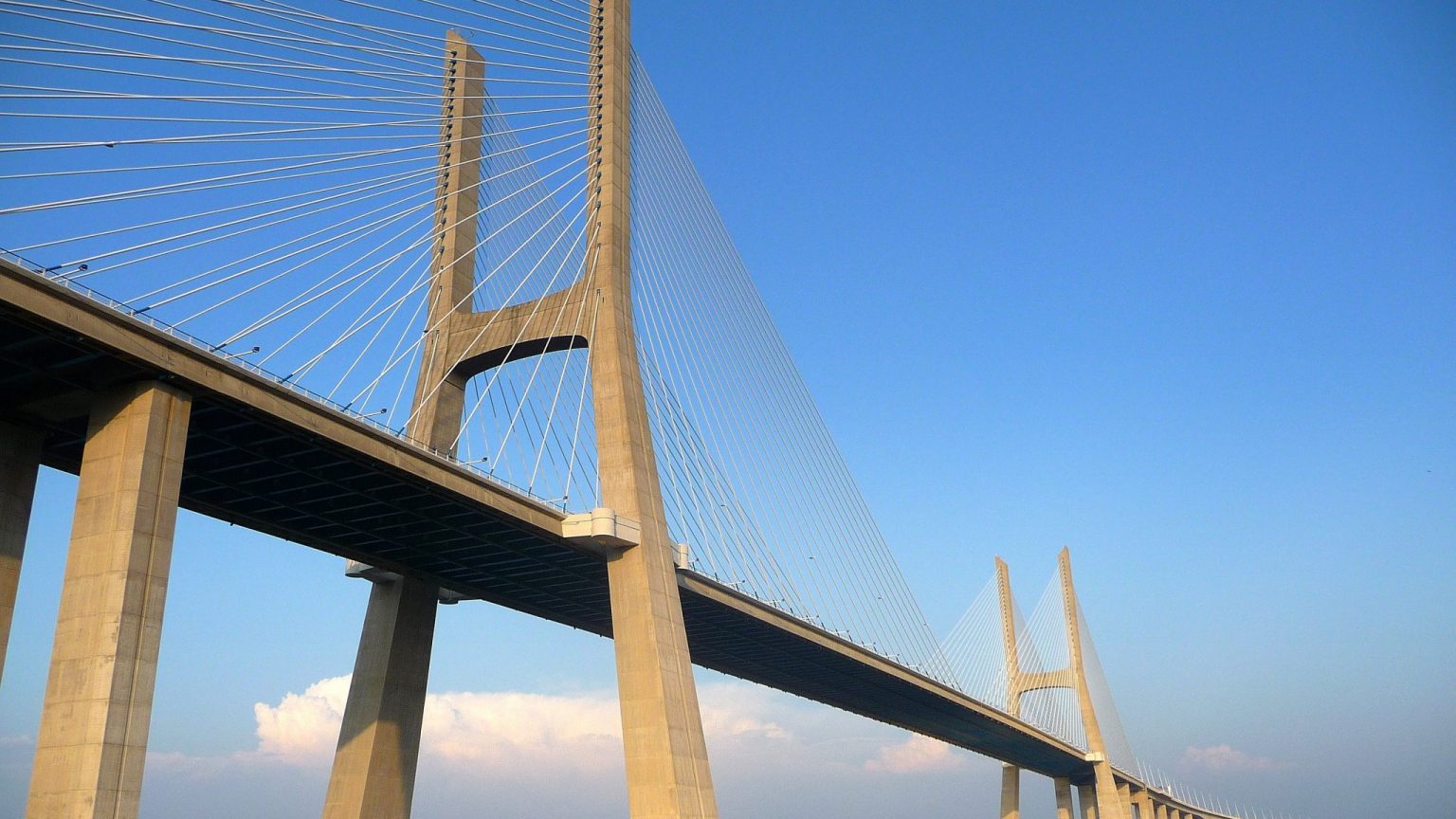 Vue de dessous du pont Vasco da Gama à Lisbonne au Portugal sous un ciel bleu