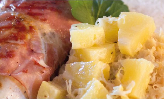Poitrine de poulet au jambon cru sur une choucroute à l'ananas