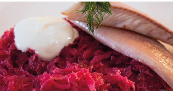 Choucroute rouge avec filets de corégone fumés et raifort